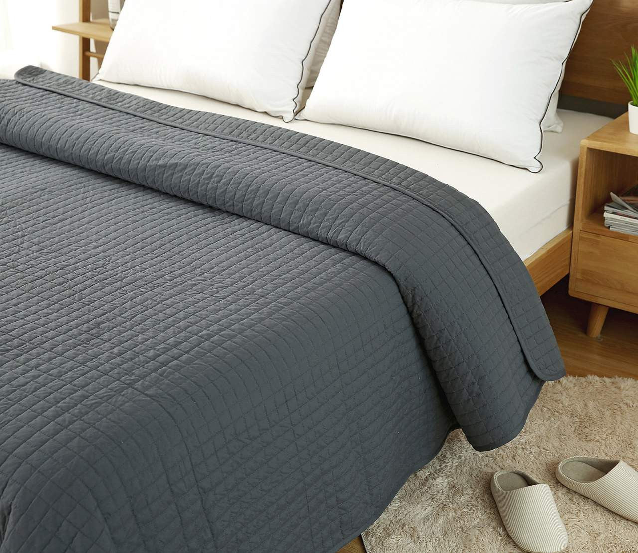 24goodz Reversible Patchwork Quilt - Comfortable and Breathable - Versatile for All Seasons - 100% Polyester - Dark Grey - 240 x 260 cm