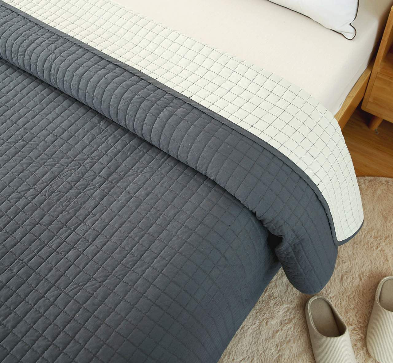24goodz Reversible Patchwork Bedspread - Comfortable and Breathable - Versatile for All Seasons - 100% Polyester - Grey + Cream - 230x260cm