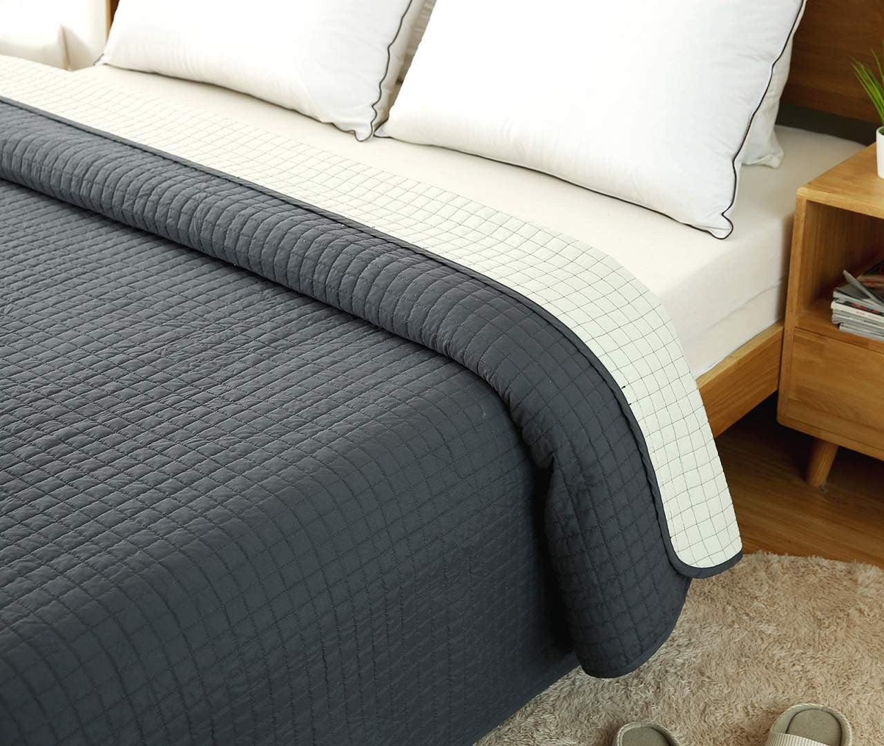 24goodz Reversible Patchwork Bedspread - Comfortable and Breathable - Versatile for All Seasons - 100% Polyester - Grey + Cream - 230x260cm