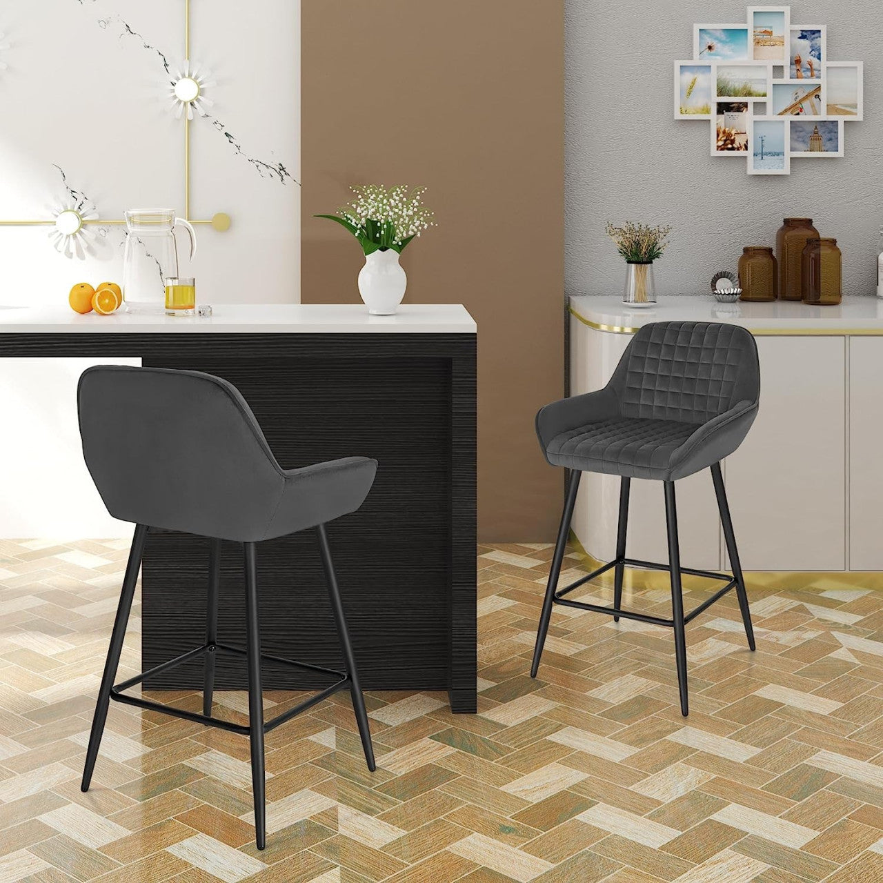 24goodz Velvet Bar Stool with Armrests - Comfortable & Ergonomic - Sturdy and Robust - Velvet + Metal Frame - Dark Grey/Black
