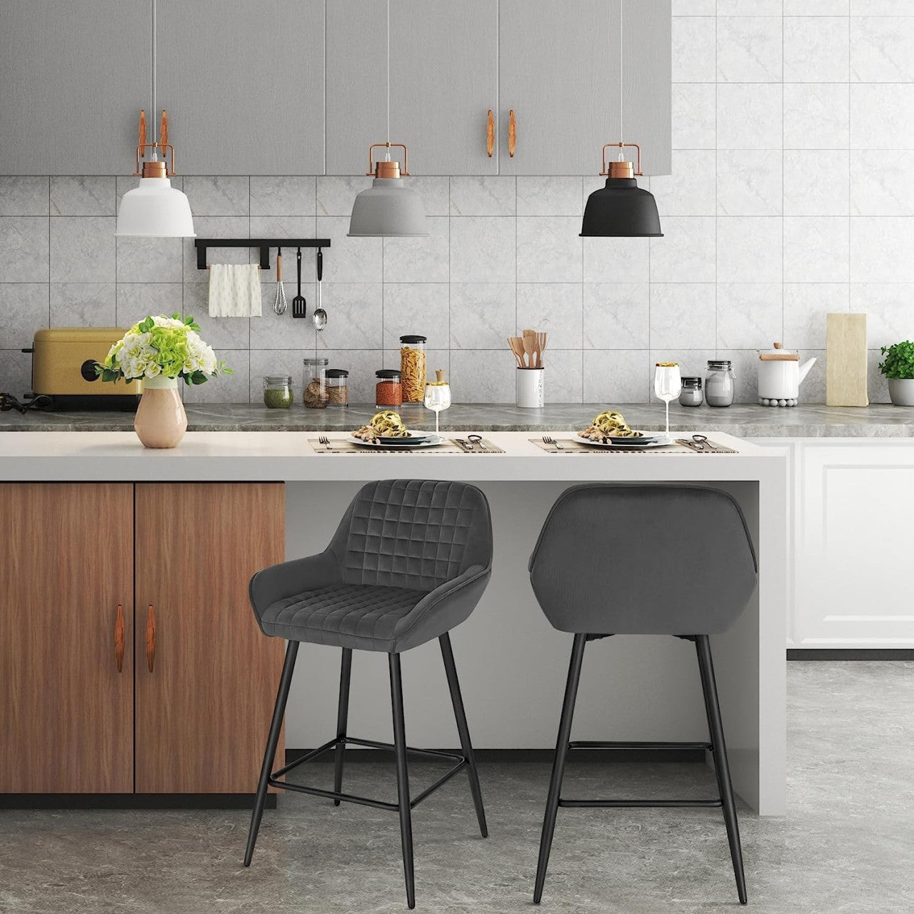 24goodz Velvet Bar Stool with Armrests - Comfortable & Ergonomic - Sturdy and Robust - Velvet + Metal Frame - Dark Grey/Black