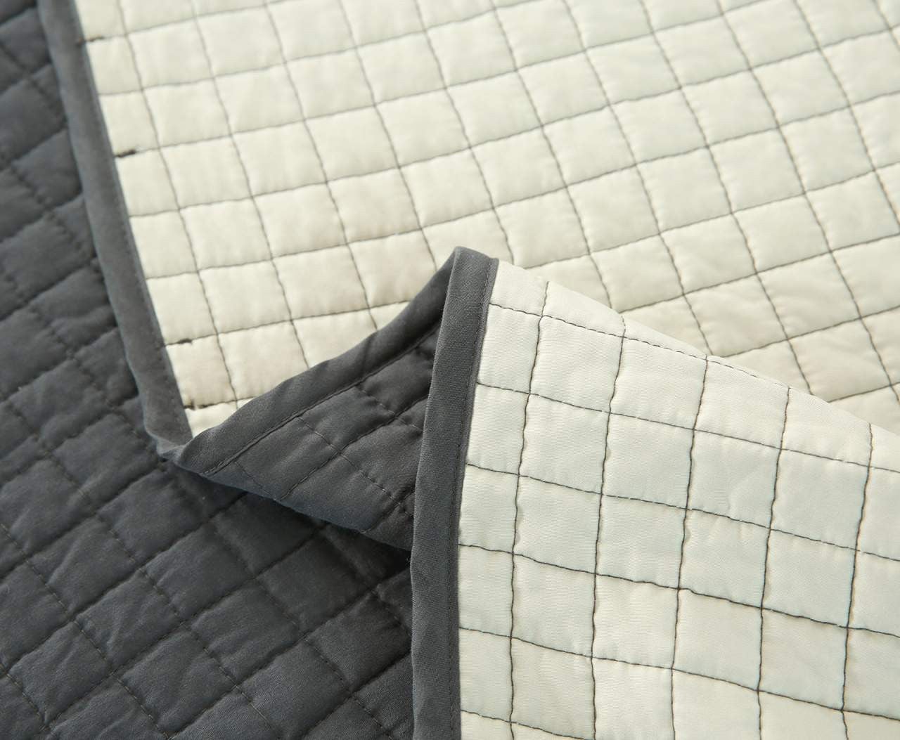 24goodz Reversible Patchwork Bedspread - Comfortable and Breathable - Versatile for All Seasons - 100% Polyester - Grey + Cream - 230x260cm