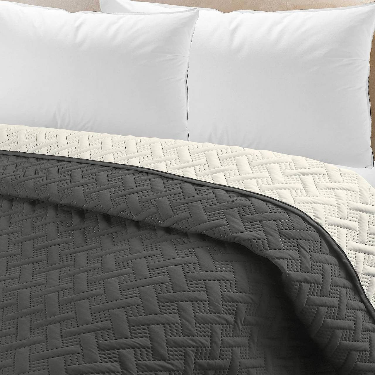 24goodz Geometric Pattern Bedspread - Reversible Design - 100% Microfiber - For All Seasons - Dark Grey/Cream - 170 x 210 cm
